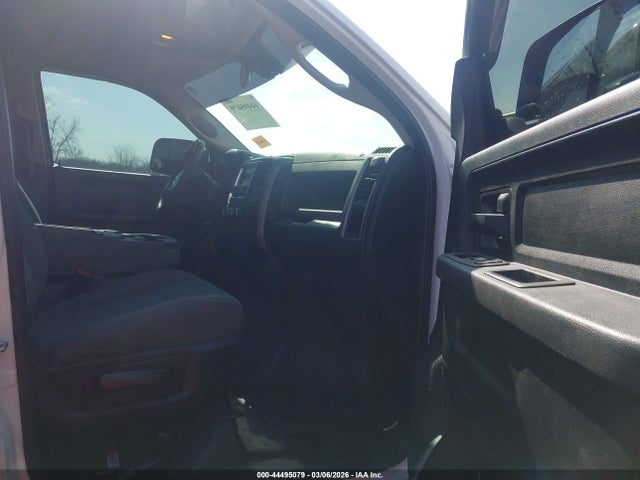 44495079 :رقم المزاد ، 3C6UR5HL9JG390085 vin ، 2018 Ram 2500 مزاد بيع