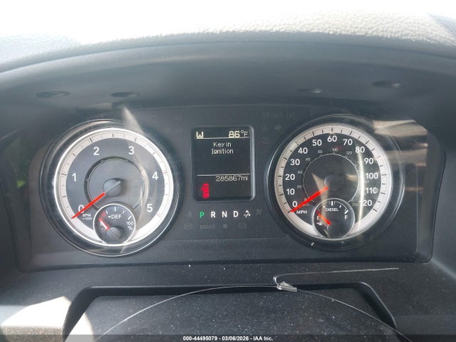 44495079 :رقم المزاد ، 3C6UR5HL9JG390085 vin ، 2018 Ram 2500 مزاد بيع