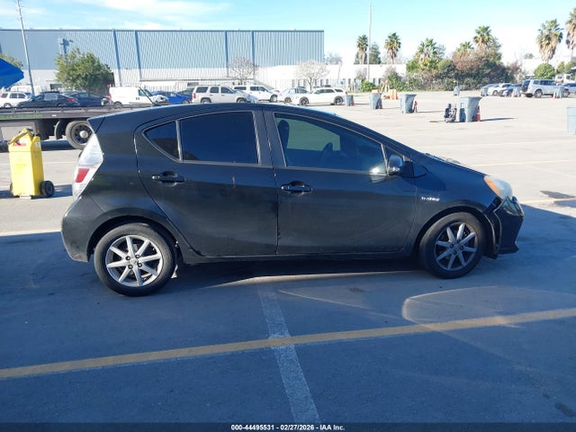 JTDKDTB3XE1069611 Toyota Prius C One