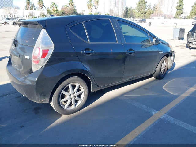 JTDKDTB3XE1069611 Toyota Prius C One