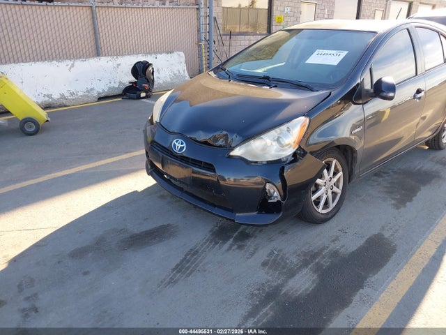 JTDKDTB3XE1069611 Toyota Prius C One