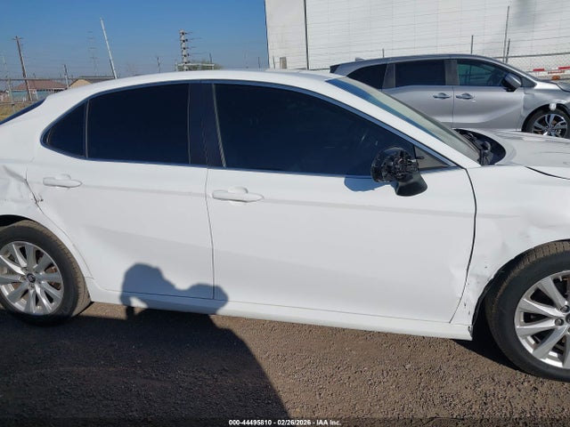 Продаж на аукціоні авто 2018 Toyota Camry Le, vin: 4T1B11HK3JU577032, номер лоту: 44495810
