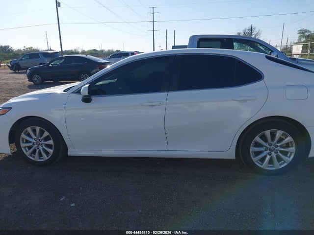 Продаж на аукціоні авто 2018 Toyota Camry Le, vin: 4T1B11HK3JU577032, номер лоту: 44495810