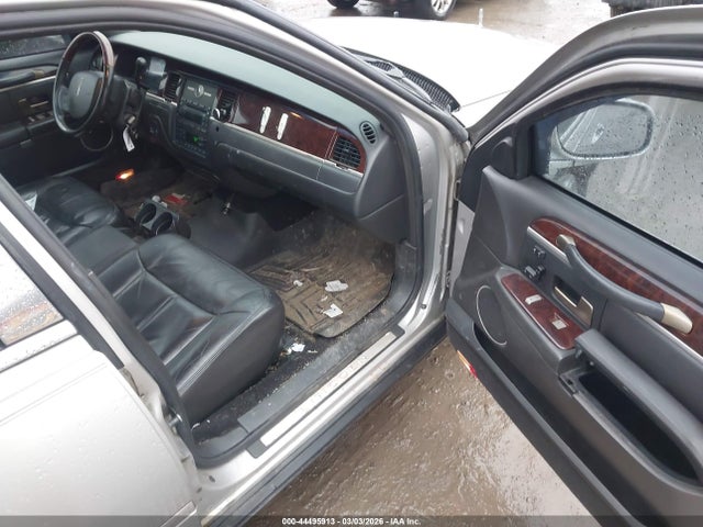 2009 LINCOLN TOWN CAR 2LNHM82V29X629171 Photo 4
