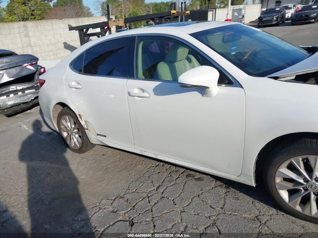 JTHBW1GG3F2081152 Lexus ES 300H