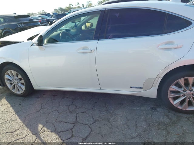 JTHBW1GG3F2081152 Lexus ES 300H