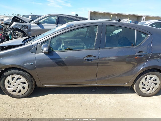 JTDKDTB31G1131951 Toyota Prius C Two