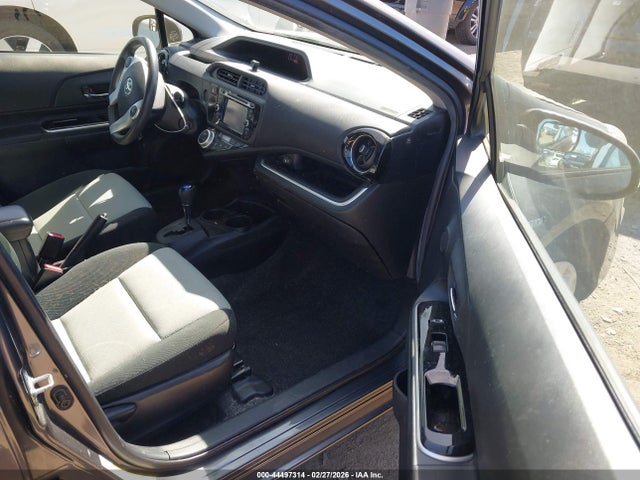 JTDKDTB31G1131951 Toyota Prius C Two