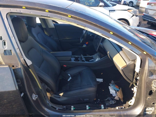 44497594 :رقم المزاد ، 5YJ3E1EB2JF066518 vin ، 2018 Tesla Model 3 Long Range/performance مزاد بيع