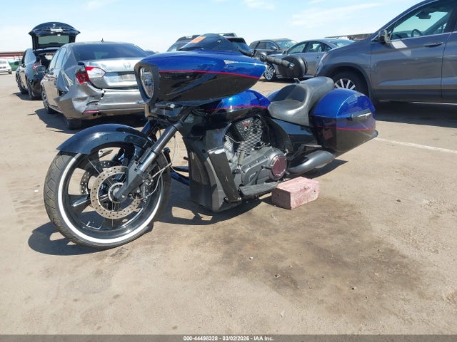 Victory Motorcycles Cross Country 2014 5VPDW36N8E3027751 Image 2