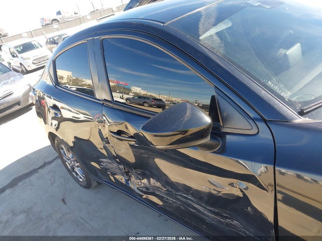 3MYDLBYV4KY507644 Toyota YARIS LE
