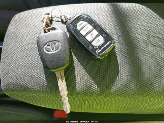 2T1BURHEXJC985934 Toyota COROLLA LE
