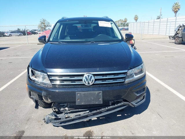 2018 Volkswagen Tiguan 2.0t Se/2.0t Sel მანქანა იყიდება აუქციონზე, vin: 3VV2B7AX5JM215638, აუქციონის ნომერი: 44499018