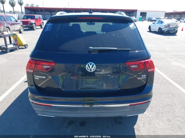 2018 Volkswagen Tiguan 2.0t Se/2.0t Sel მანქანა იყიდება აუქციონზე, vin: 3VV2B7AX5JM215638, აუქციონის ნომერი: 44499018
