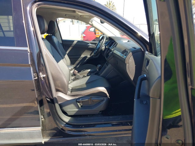 2018 Volkswagen Tiguan 2.0t Se/2.0t Sel მანქანა იყიდება აუქციონზე, vin: 3VV2B7AX5JM215638, აუქციონის ნომერი: 44499018