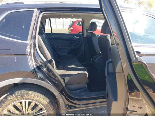 2018 Volkswagen Tiguan 2.0t Se/2.0t Sel მანქანა იყიდება აუქციონზე, vin: 3VV2B7AX5JM215638, აუქციონის ნომერი: 44499018
