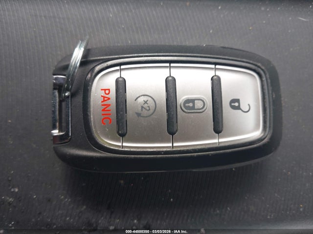 44500350 :رقم المزاد ، 2C4RC1DG0LR163978 vin ، 2020 Chrysler Voyager Lxi مزاد بيع
