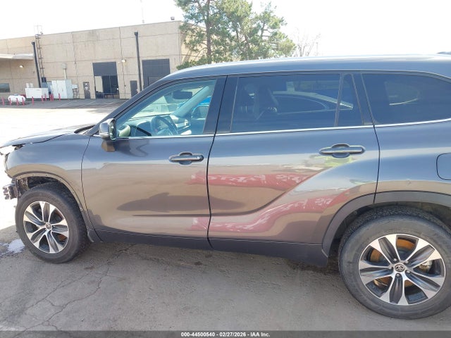 5TDGZRBH2NS567455 Toyota Highlander Xle