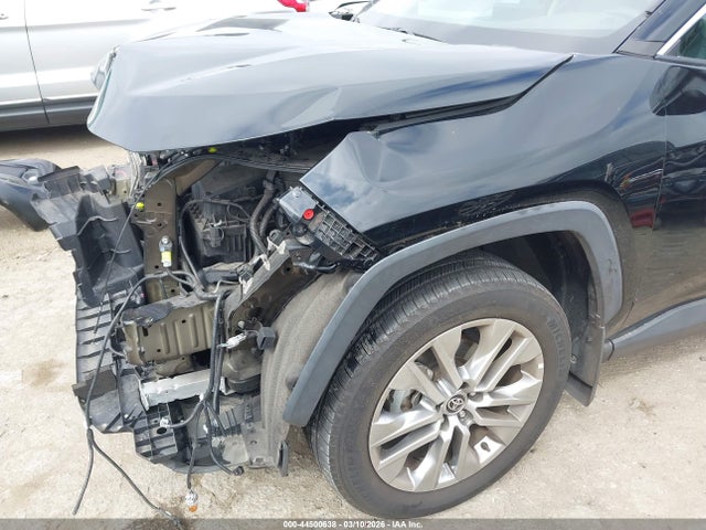 2T3C1RFV7NW226119 Toyota Rav4 Xle Premium