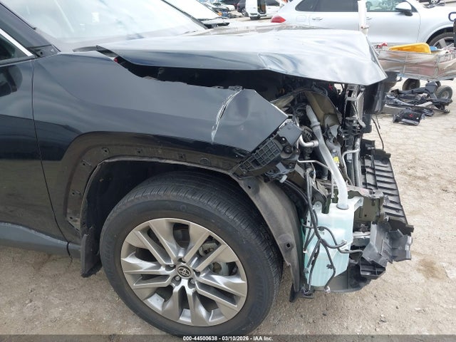 2T3C1RFV7NW226119 Toyota Rav4 Xle Premium