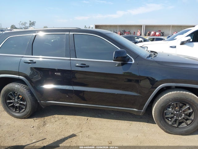 1C4RJEAG5JC450997 Jeep Grand Cherokee Laredo 4x2