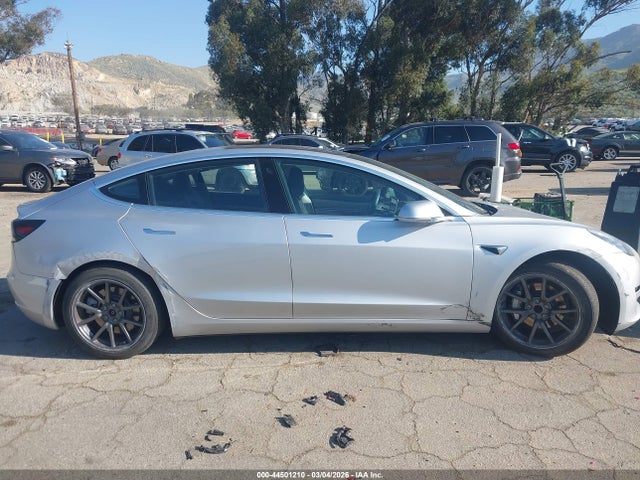 44501210 :رقم المزاد ، 5YJ3E1EA9JF020191 vin ، 2018 Tesla Model 3 Long Range/mid Range مزاد بيع