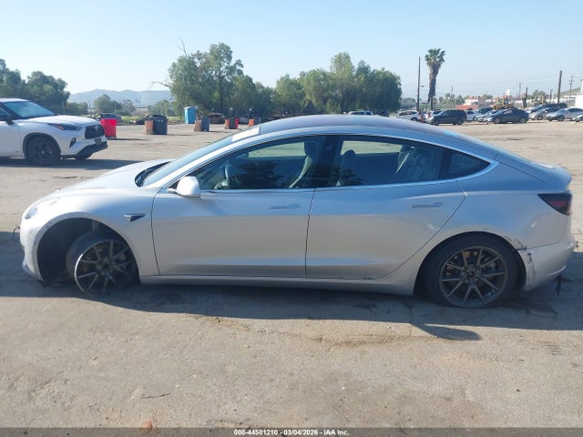 44501210 :رقم المزاد ، 5YJ3E1EA9JF020191 vin ، 2018 Tesla Model 3 Long Range/mid Range مزاد بيع