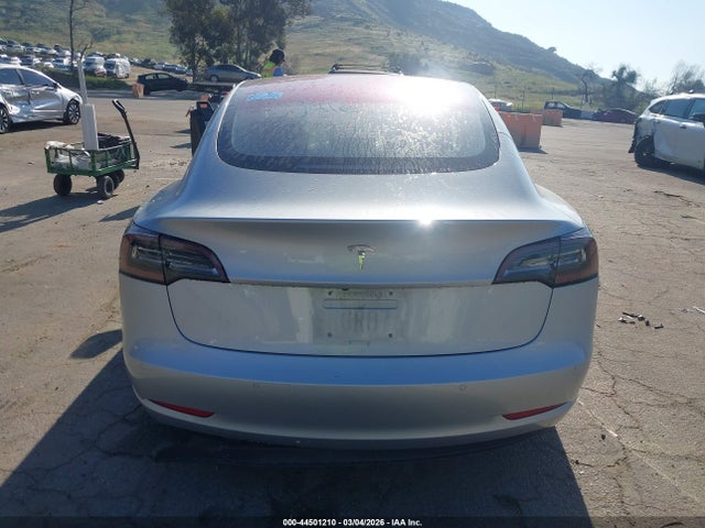 44501210 :رقم المزاد ، 5YJ3E1EA9JF020191 vin ، 2018 Tesla Model 3 Long Range/mid Range مزاد بيع