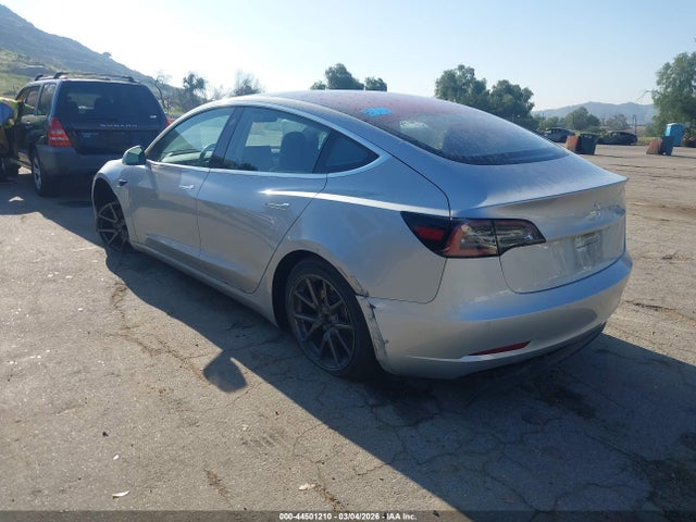 44501210 :رقم المزاد ، 5YJ3E1EA9JF020191 vin ، 2018 Tesla Model 3 Long Range/mid Range مزاد بيع