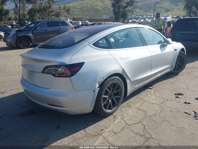 44501210 :رقم المزاد ، 5YJ3E1EA9JF020191 vin ، 2018 Tesla Model 3 Long Range/mid Range مزاد بيع