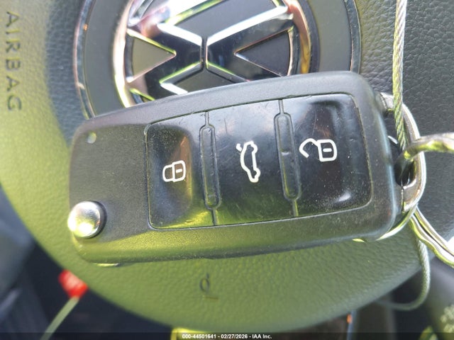 Продажа на аукционе авто 2015 Volkswagen Beetle 2.0t R-line, vin: 3VWVT7AT2FM646240, номер лота: 44501641