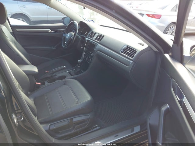 1VWDT7A39HC062076 Volkswagen Passat 1.8t R-line