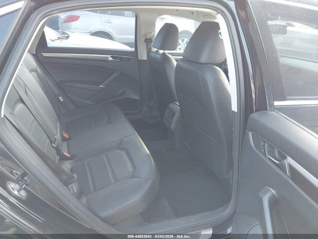 1VWDT7A39HC062076 Volkswagen Passat 1.8t R-line