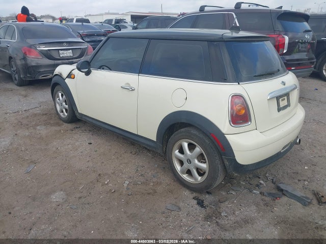 2010 MINI COOPER WMWMF3C54ATZ21885 Photo 2