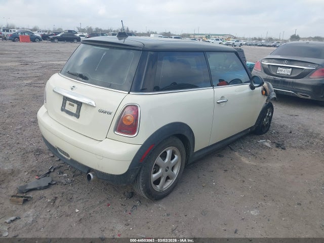 2010 MINI COOPER WMWMF3C54ATZ21885 Photo 3