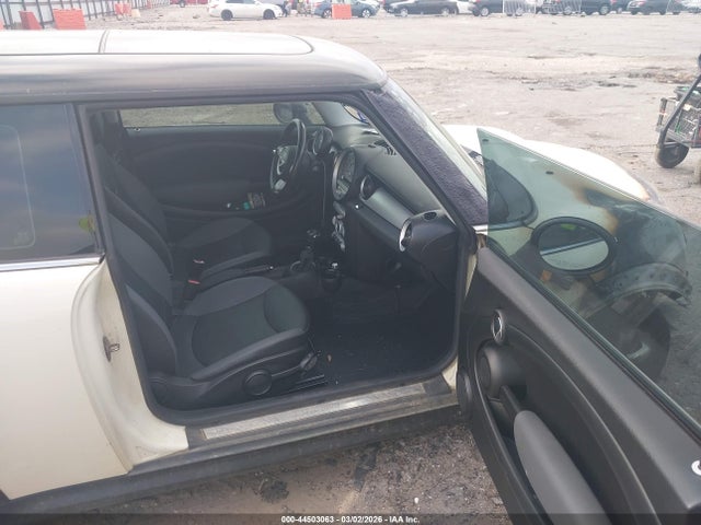 2010 MINI COOPER WMWMF3C54ATZ21885 Photo 4
