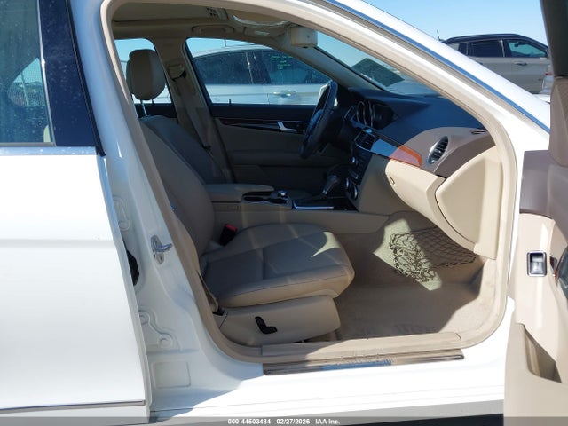 2013 Mercedes-benz C 300 Luxury 4matic მანქანა იყიდება აუქციონზე, vin: WDDGF8AB6DG044602, აუქციონის ნომერი: 44503484