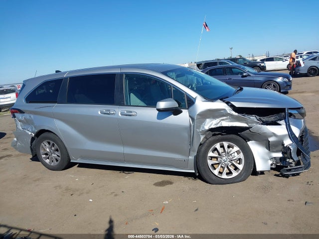 Toyota SIENNA LE 2021 5TDKRKEC0MS054902 Image 13