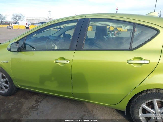 JTDKDTB32F1110282 Toyota Prius C Four