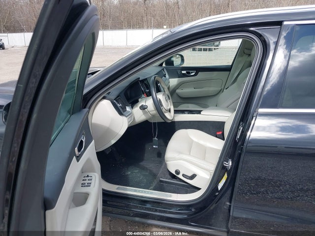 2018 VOLVO XC60 LYVA22RK4JB083497 Photo 4