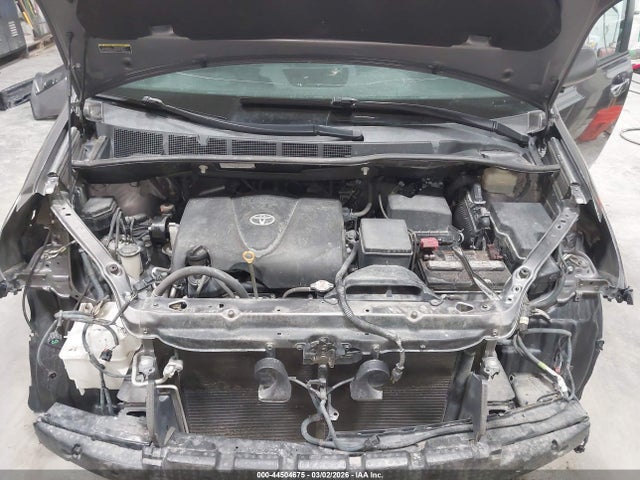 5TDXZ3DC8JS920628 Toyota Sienna Se 8 Passenger