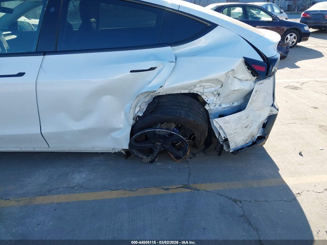 2026 TESLA MODEL Y 7SAYGDEE8TF356313 Photo 5