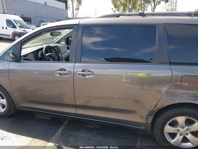 5TDKK3DC7FS689775 Toyota Sienna Le 8 Passenger