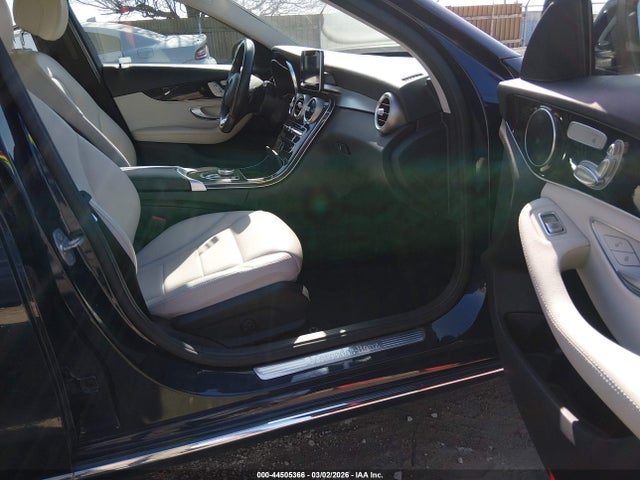 44505366 :رقم المزاد ، 55SWF4KB8HU213417 vin ، 2017 Mercedes-benz C 300 4matic مزاد بيع