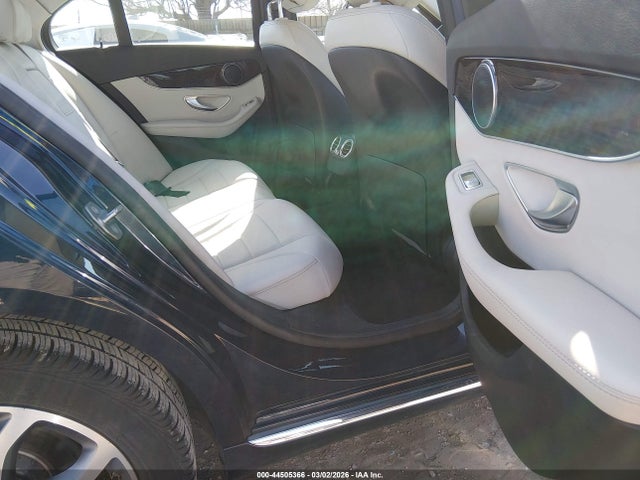 44505366 :رقم المزاد ، 55SWF4KB8HU213417 vin ، 2017 Mercedes-benz C 300 4matic مزاد بيع