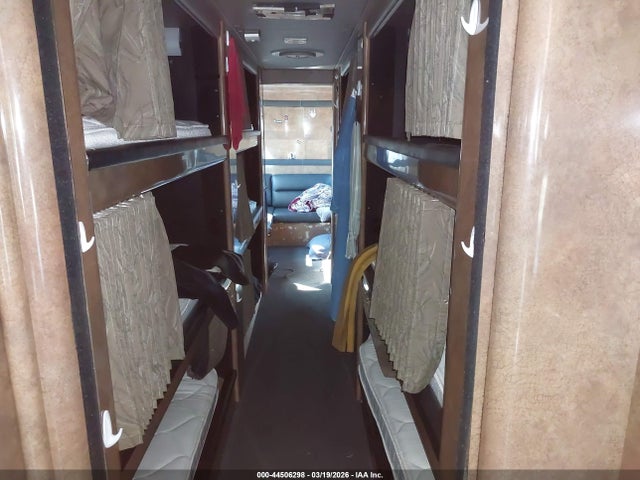 44506298 :رقم المزاد ، 2PCY3349441028236 vin ، 2004 Prevost Bus مزاد بيع