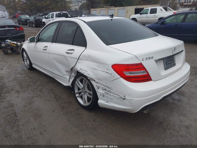 2014 MERCEDES-BENZ C 250 WDDGF4HB1EA955858 Photo 2