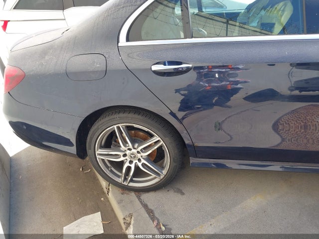 Mercedes-Benz E 300 2018 WDDZF4JB0JA412272 Image 4