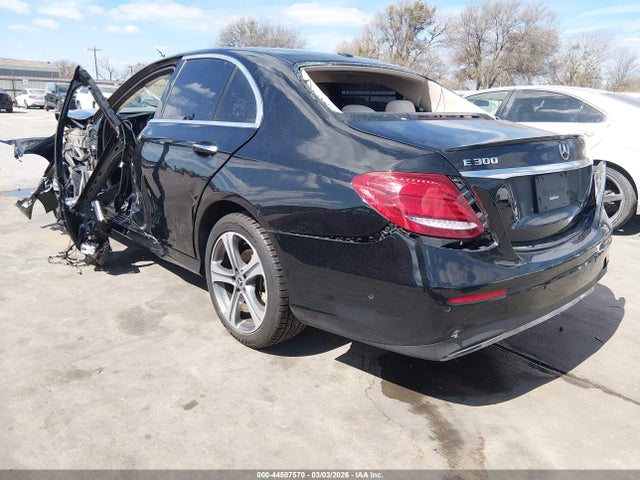2017 MERCEDES-BENZ E 300 WDDZF4JB3HA256657 Photo 2