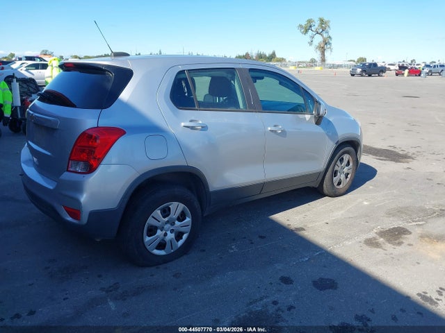 Chevrolet TRAX LS 2017 3GNCJKSB9HL239783 Image 4